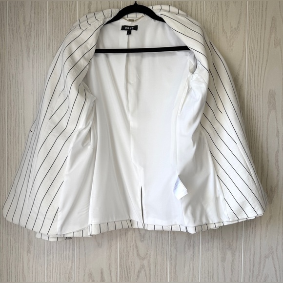 DKNY Black and White Pin Striped Single Breasted Blazer Size 8 NWOT - Picture 4 of 5